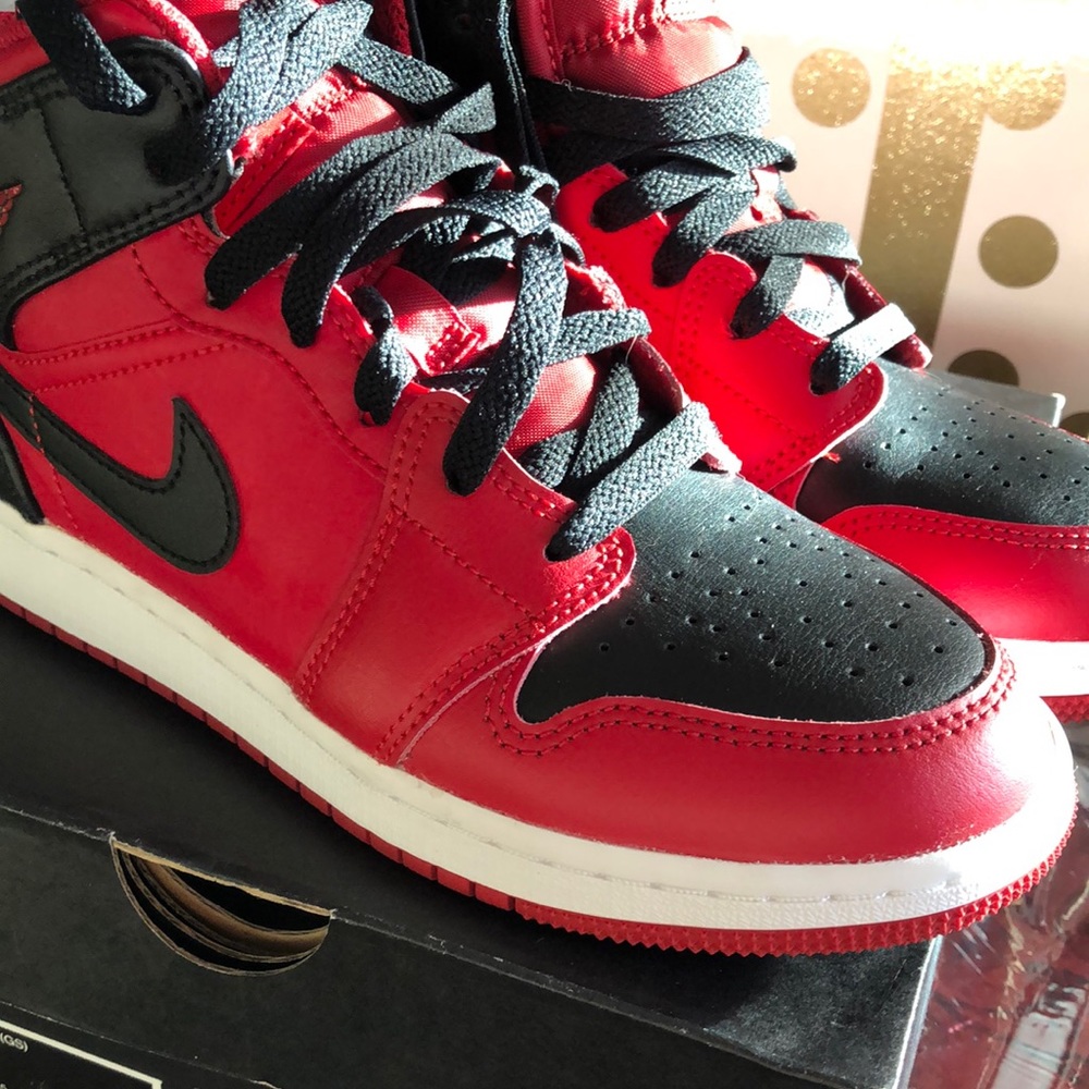 Air Jordan 1 Mid 4Y  color is vibrant worn once